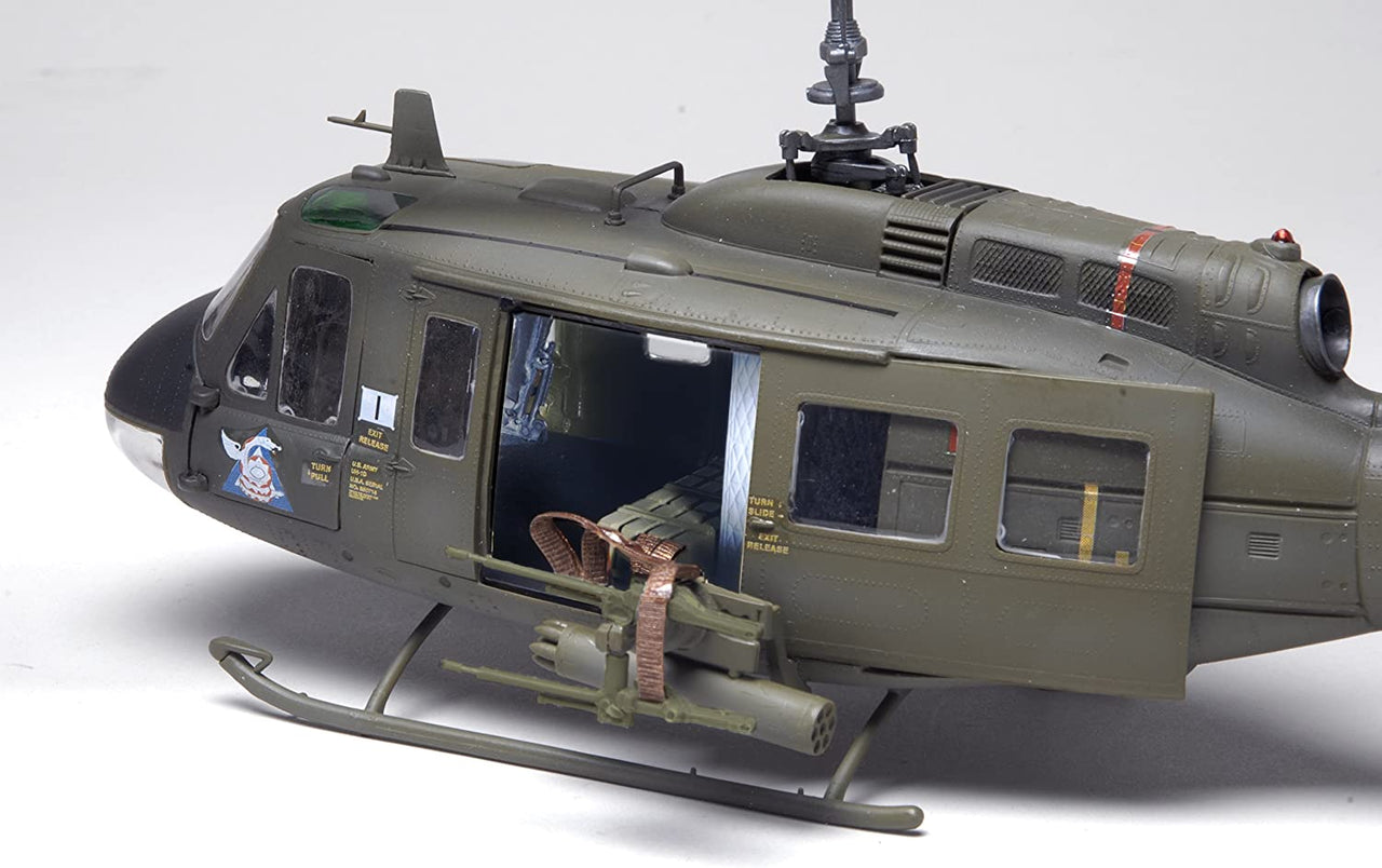 REV5536 UH-1D HUEY GUNSHIP (1/32) SL4