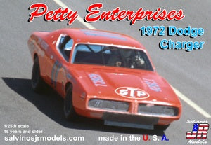 SJMPEDC1972D 1/25 Petty Enterprises 1972 Dodge Charger Kit de modèle de voiture en plastique